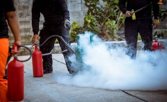 Praktyczne szkolenie z gaśnic: Klucz do skutecznego reagowania na pożary.