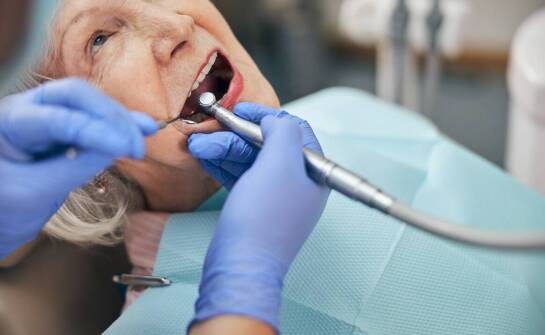 Nowoczesne metody uzupełniania uzębienia: rola implantów