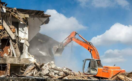 Bezpieczne wyburzenia budynków: jak dbamy o bezpieczeństwo podczas ziemnych robót?