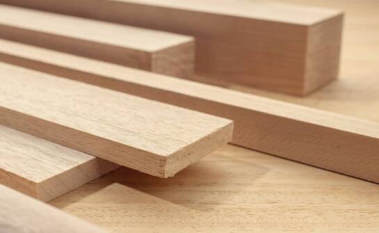 Rola wysokiej jakości drewnianych materiałów w trwałości konstrukcji