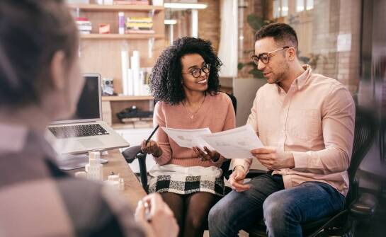Procedury związane z uzyskiwaniem karty pobytu: Jakie wsparcie oferuje biuro do obsługi cudzoziemców?