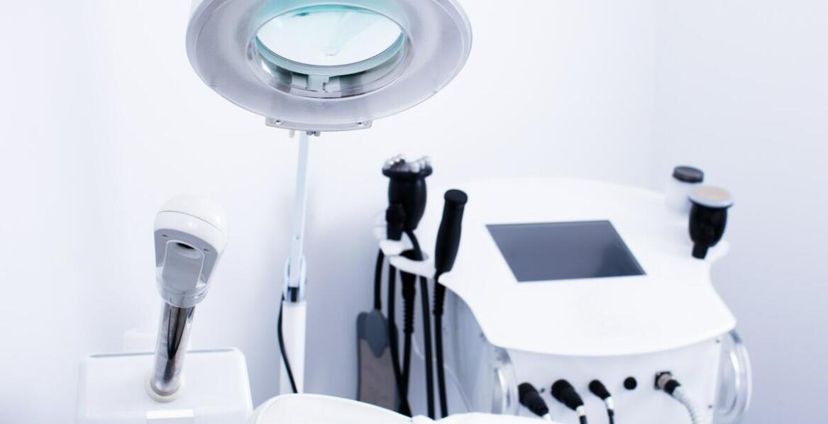 Medycyna estetyczna a chirurgia plastyczna – podobieństwa i różnice