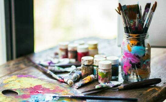 Jakie są zasady organizacji plastycznych i muzycznych aktywności w Domu seniora?