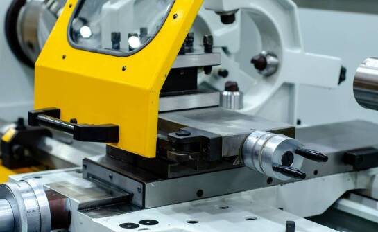 Jak mimośrodowe tłoczenie wpływa na efektywność produkcji?