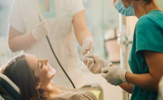 Jak piaskowanie zębów wspiera codzienną higienę w jamie ustnej?