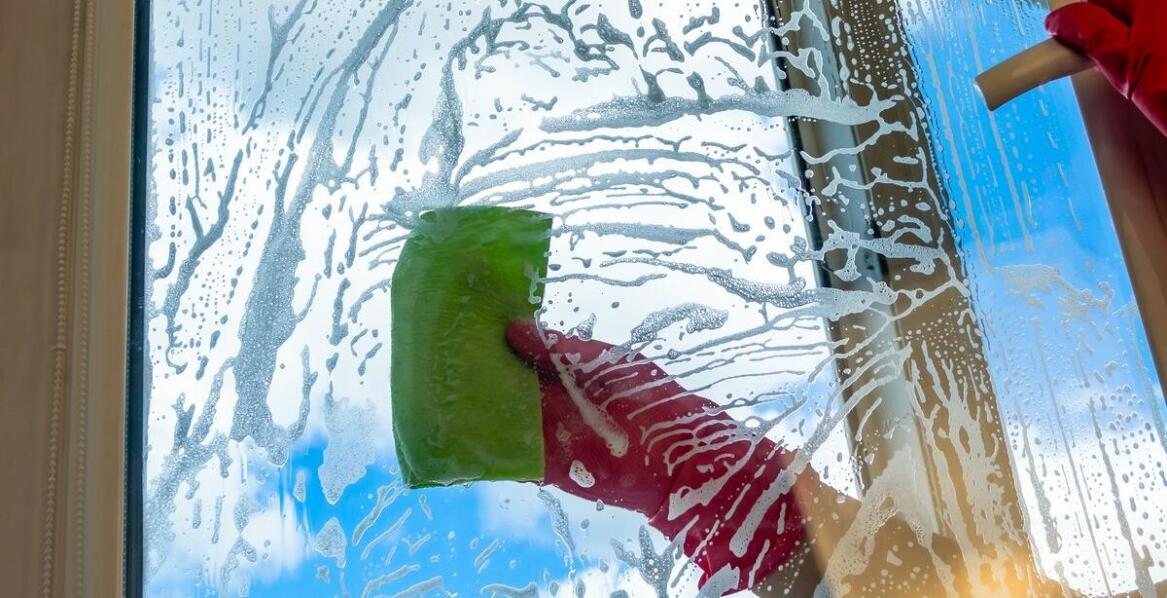 Mycie okien w Turku – dlaczego warto zainwestować w usługi firmy Puc?