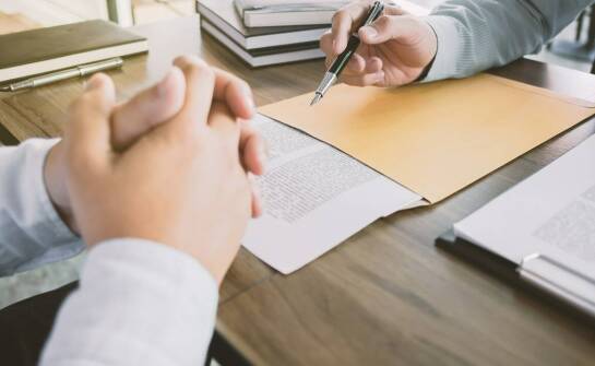 Jak adwokat wspiera przedsiębiorców w sporach dotyczących prawa gospodarczego?