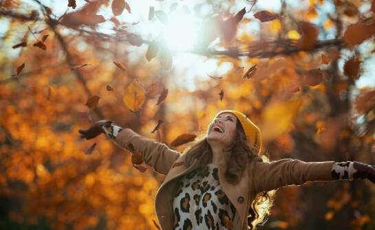 Jak dopasować wełniany płaszcz do różnych stylizacji?