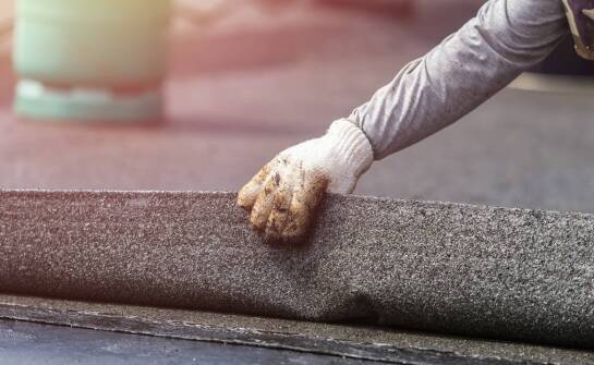 Przeglądy płaskich dachów: jak zapewnić długotrwałą trwałość pokrycia