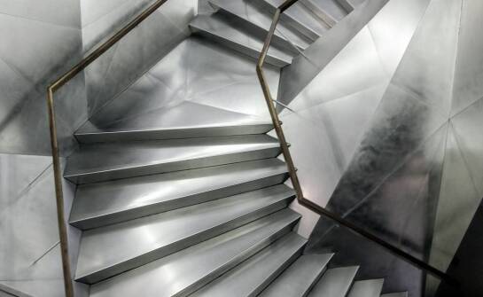 Wewnętrzne metalowe schody – różnorodność konstrukcji i materiałów