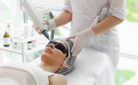 Czy laserowe usuwanie przebarwień jest odpowiednie dla każdego typu skóry?