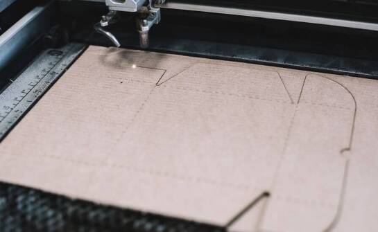 Jakie są zalety introligatorskich wykrojników w produkcji książek?