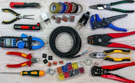 Wpływ użytych materiałów w produkcji na jakość zaciskarek do kabli