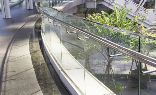 Innowacyjne metody montażu szklanych balustrad okiennych