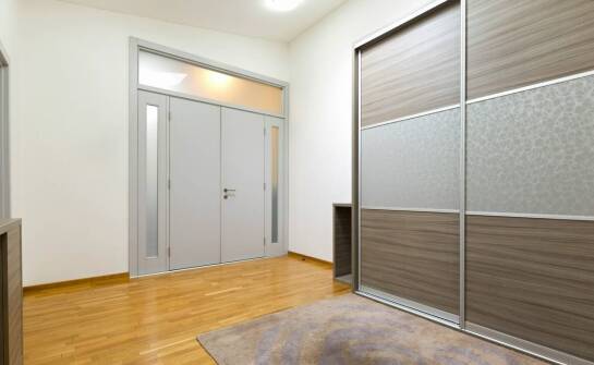 Wybór drzwi wejściowych: Jakie opcje są dostępne dla mieszkań w budynkach wielorodzinnych?