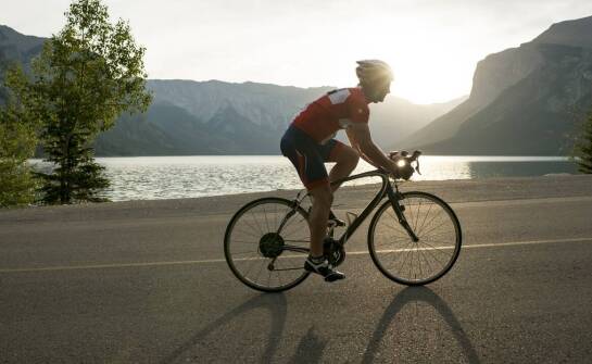 Jakie znaczenie ma odpowiednia odzież podczas jazdy na męskim rowerze trekkingowym?