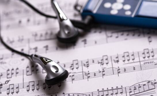 Jak muzyka pomaga w nauce języka angielskiego poprzez słuchowe ćwiczenia?