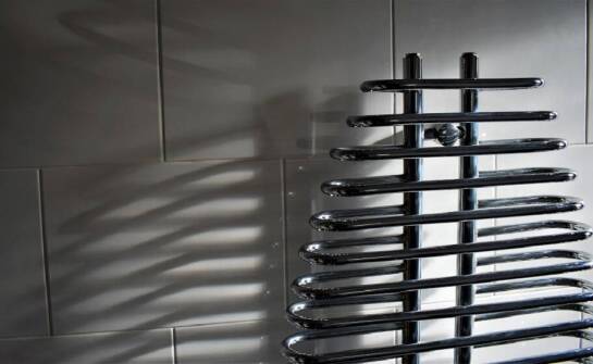 Stylizacja łazienki z retro grzejnikiem łazienkowym – inspiracje i porady