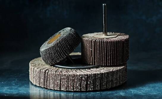 Jakie są najczęstsze błędy przy pracy z trzpieniowymi ściernicami listkowymi?