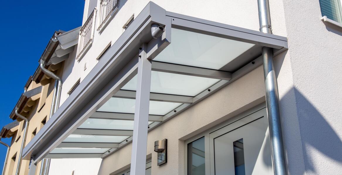 Jak szklane daszki z hartowanego szkła wpływają na ochronę przed warunkami atmosferycznymi?