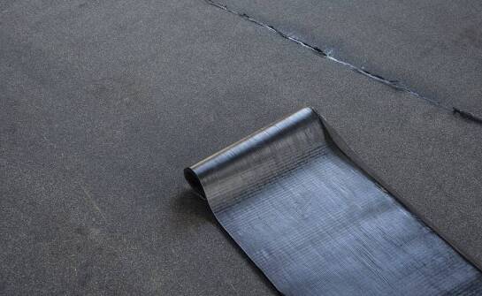 Zalety stosowania termozgrzewalnej papy w projektach dekarskich