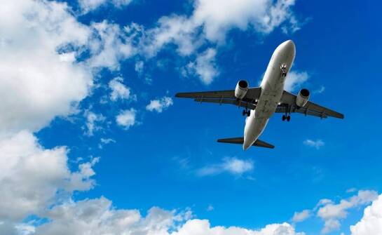 Jak lotniczy transport w Warszawie wspiera międzynarodowy handel?