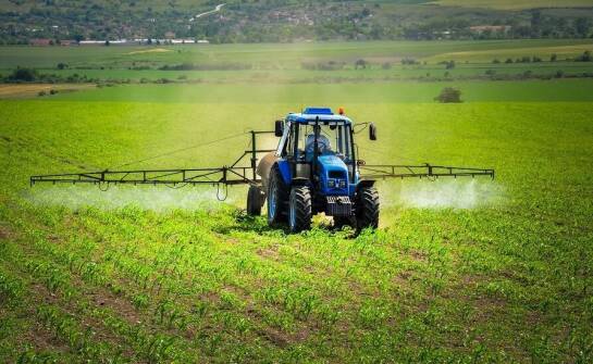 Jak wybrać odpowiedni rolniczy opryskiwacz do swojego gospodarstwa?