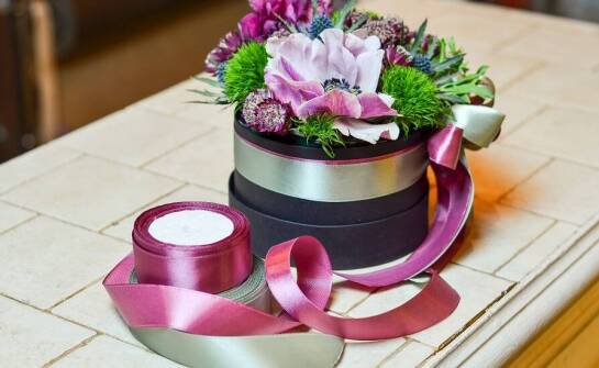 Florystyczna wstążka i jej wpływ na estetykę flowerboxów
