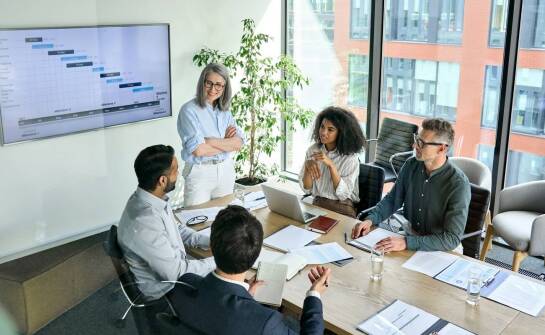 Strategiczne zastosowanie coachingu zespołowego w zarządzaniu zmianą