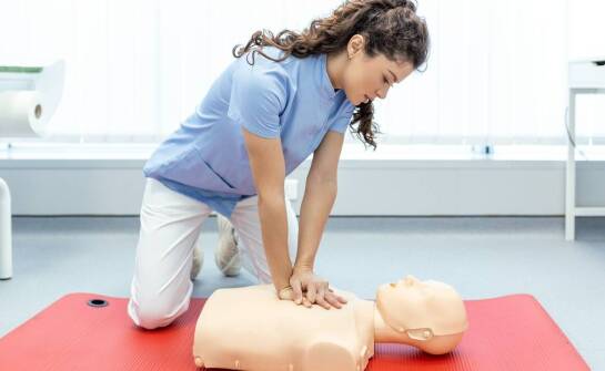 Szkolenia z zakresu pierwszej pomocy jako element strategii zarządzania ryzykiem.