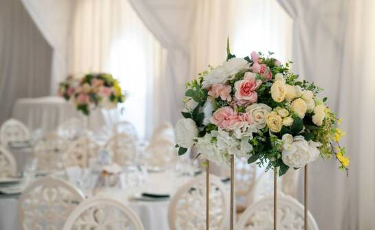 Florystyczne aranżacje weselnej sali - jak wykorzystać sezonowe kwiaty?
