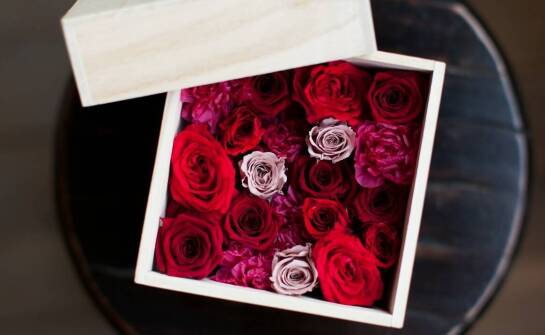 Jak wybrać odpowiednią drewnianą skrzynkę na specjalne okazje?