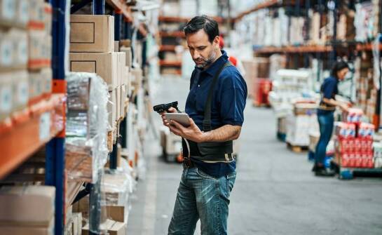 Jak efektywne zarządzanie celnym magazynem wpływa na sprawność odpraw?