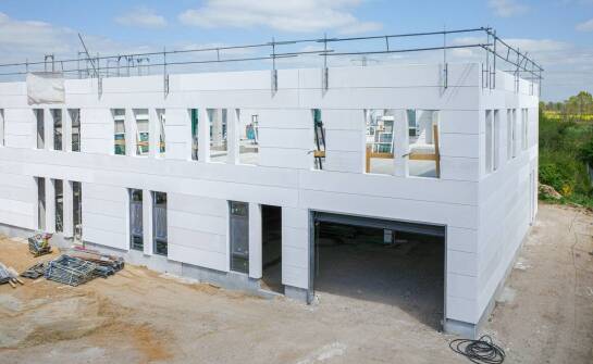 Jakie są zalety konstrukcyjnej elastyczności hal z płyty warstwowej?