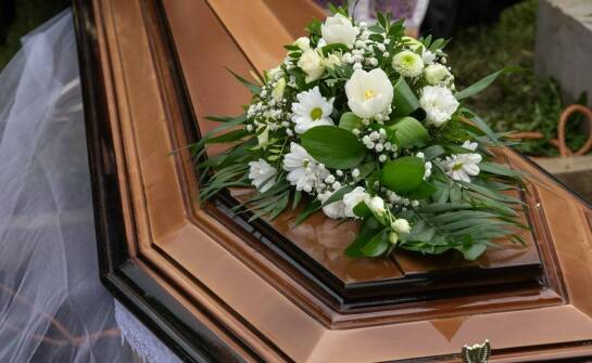 Tradycyjna ceremonia pogrzebowa – jak przebiega organizacja w zakładzie?