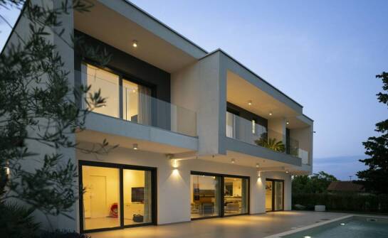 Jakie są zalety zakupu domku na sprzedaż w Chorwacji z widokiem na morze?