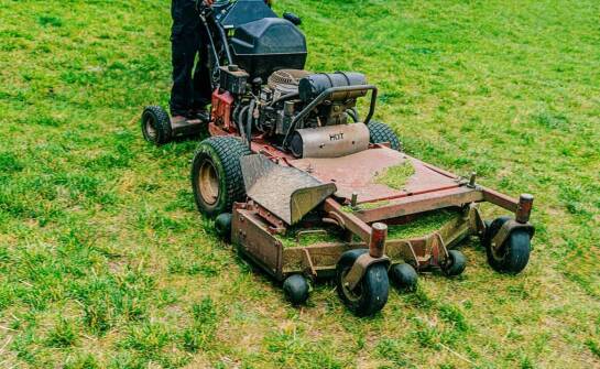 Jakie materiały najlepiej tną nowoczesne ogrodowe traktorki?
