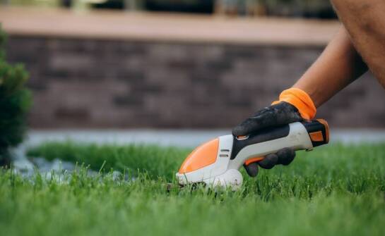 Ogrodowe kosiarki z regulacją wysokości cięcia – kiedy warto je wybrać?