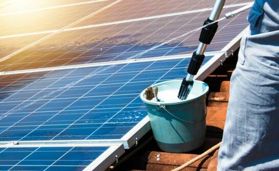 Dlaczego warto wynająć podnośnik do konserwacji dachów?