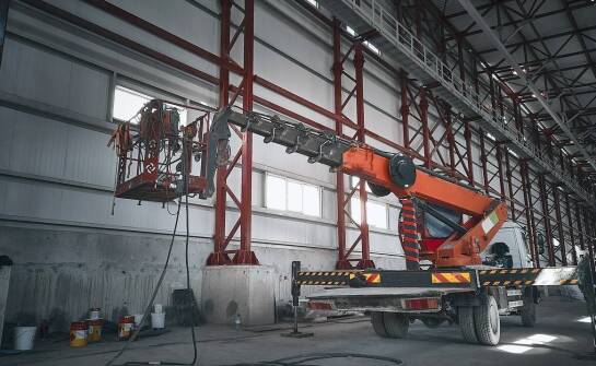 Dlaczego warto wynająć ruchome podesty do prac konserwacyjnych w szkołach?