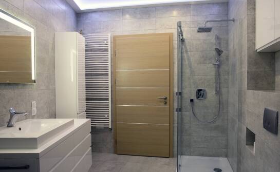 Wybór odpowiednich drzwi do łazienki – co warto wiedzieć?