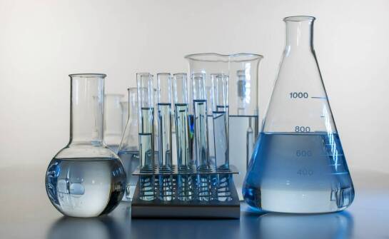 Dlaczego bezpieczeństwo jest kluczowe przy wyborze laboratoryjnego wyposażenia?