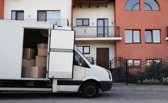 Na co zwracać uwagę przy wyborze firmy przeprowadzkowej do transportu mebli w Łodzi?