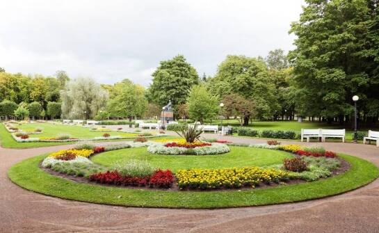Jakie innowacje wprowadza się w aranżacji poznańskich ogrodów?