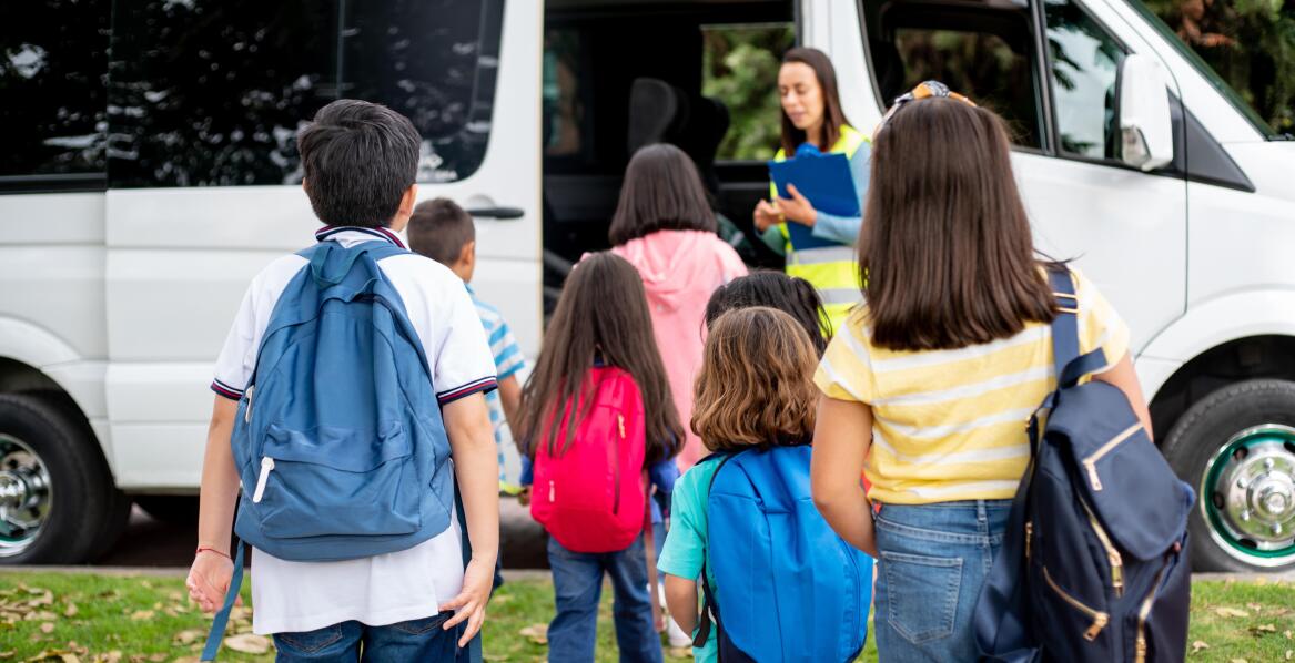 Wynajem busa na szkolny wyjazd – co oferują wypożyczalnie?