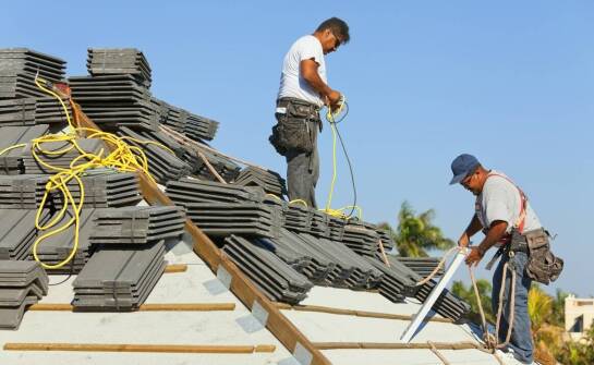Jakie wyzwania stoją przed firmami specjalizującymi się w naprawach płaskich dachów?