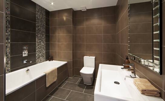 Ozdobne płytki do łazienki – zalety i możliwości aranżacyjne