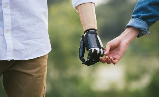 Rola protez palców w rehabilitacji po amputacji – co warto wiedzieć?