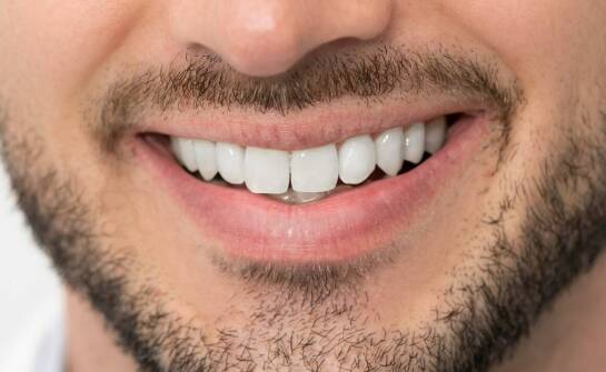 Proces adaptacji do nowych porcelanowych licówek: Czego się spodziewać?