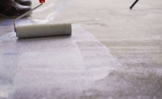 Zabezpieczanie posadzek przed ścieraniem – dlaczego warto zainwestować w profesjonalne usługi?